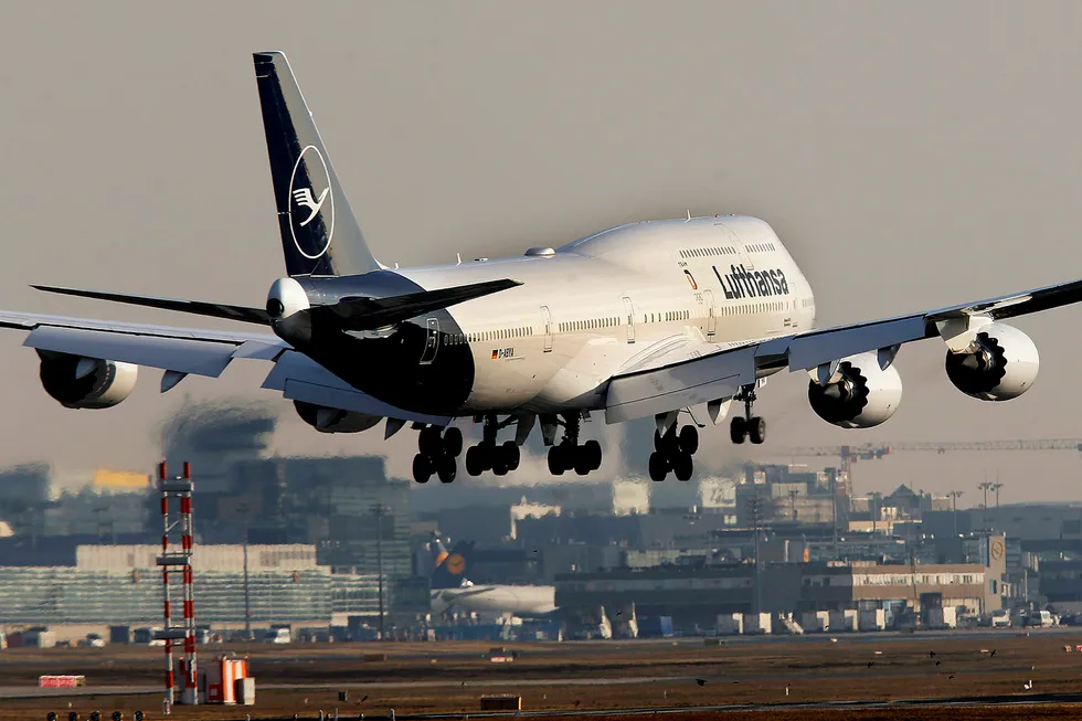Lufthansa gir ikke slipp på Boeing 747-flyene. Her går ett av dem inn for landing på flyplassen i Frankfurt.