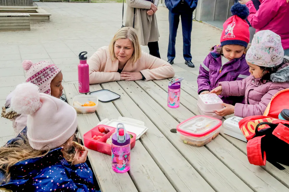 Kunnskaps- og integreringsminister Guri Melby snakker med barn i Ammerudlia barnehage som spiser. Snart vil Stortinget etablere et nasjonalt tilsyn som skal føre kontrollen med de private barnehagene i stedet for kommunene, men flere er skeptiske til ordningen.