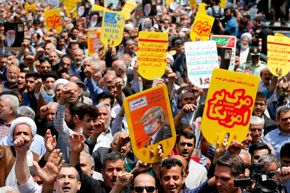 USA vil gjeninnføre sanksjoner mot Iran, ifølge USAs utenriksminister Mike Pompeo. Bildet viser en antiamerikansk demonstrasjon i Teheran i mai. Foto: Stringer/AFP/NTB Scanpix