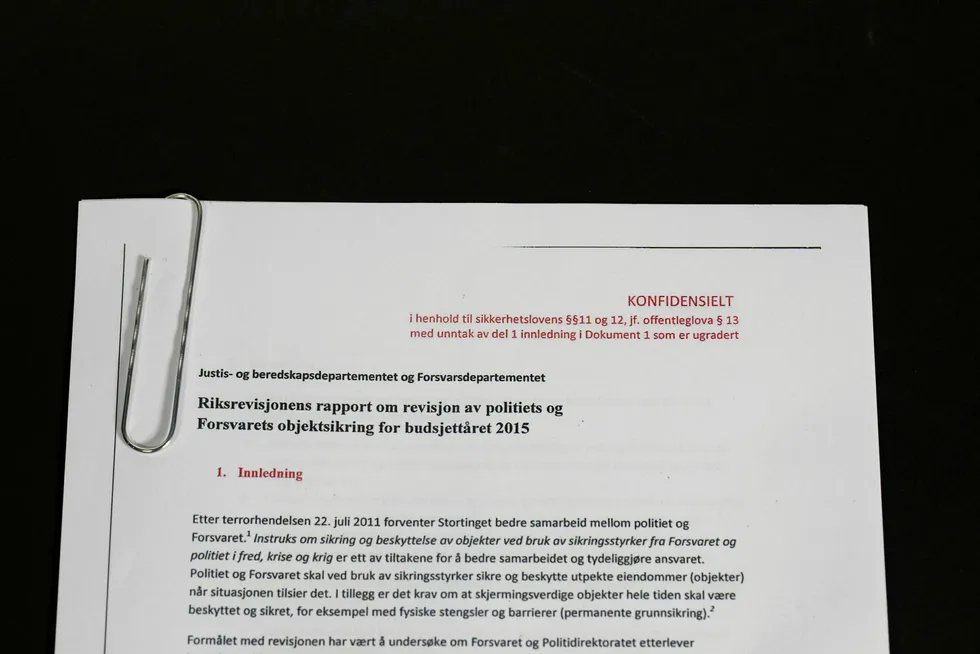 Riksrevisjonens rapport om revisjon av politiets og Forsvarets objektsikring for budsjettåret 2015. Foto: Øyvind Elvsborg
