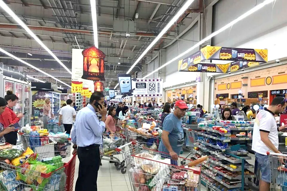 Mandag strømmet folk til butikkene i Qatar for å hamstre varer etter at nabolandet Saudia-Arabia stengte grensen. Qatar importerer mesteparten av sine matvarer fra Saudi-Arabia. Doha News/AP/NTB Scanpix