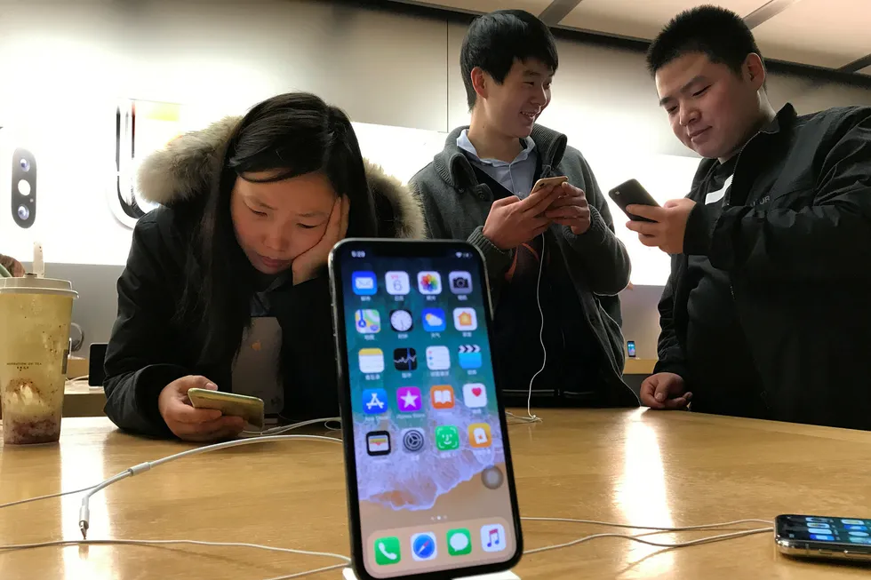 Kina har sørget for høy vekst for Apple i flere år. Markedet er mettet og lokale smarttelefonprodusenter tar markedsandeler fra Apple. Huawei har gått forbi Apple og blitt verdens nest største smarttelefonprodusent.
