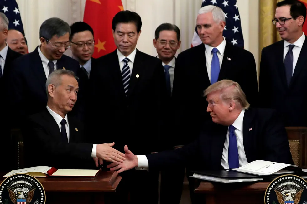 USAs president Donald Trump og Kinas visestatsminister Liu He undertegnet første fase av en handelsavtale mellom de to landene på onsdag. – En skjør avtale, mener makroøkonom hos finansinstitusjonen Nomura.
