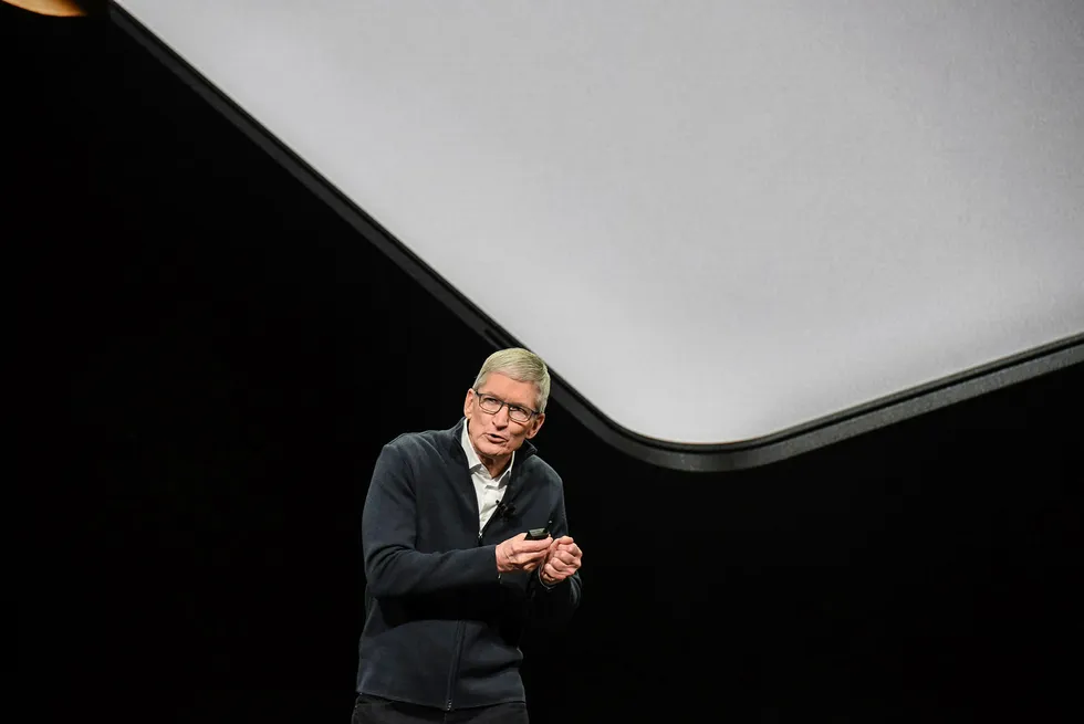 Apple-sjef Tim Cook leverer bedre enn ventet. Men markedet gir ham en kald skulder og sender aksjekursen ned.