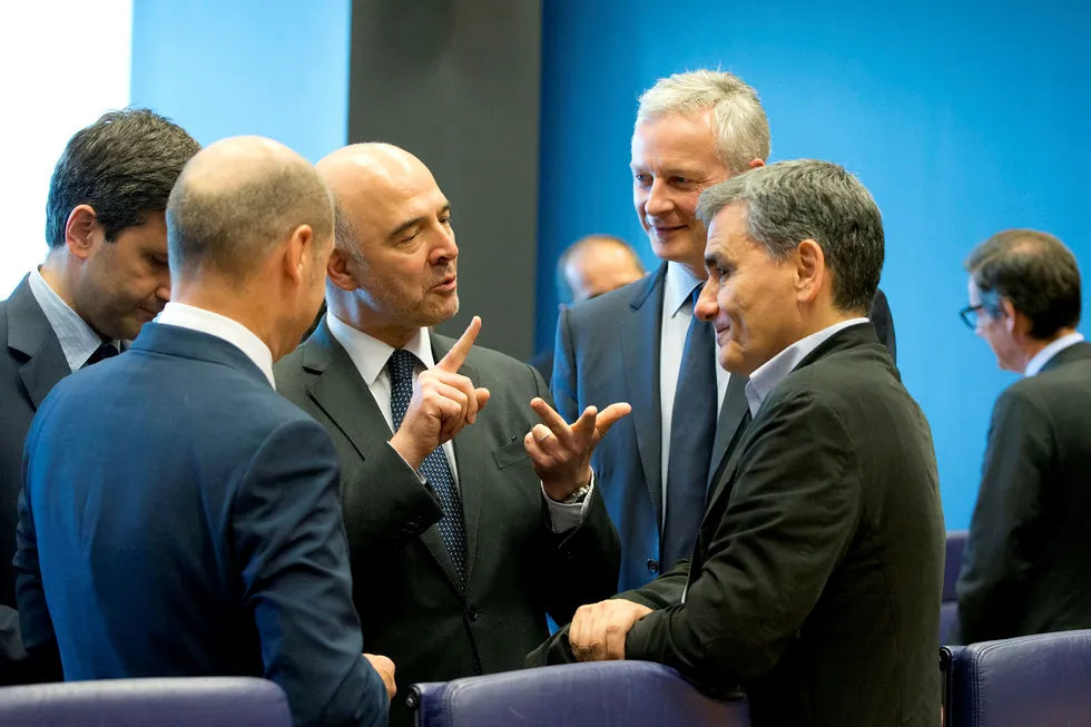EUs finanskommissær Pierre Moscovici i diskusjon med Hellas' finansminister Euklid Tsakalotos på eurogruppemøtet i Luxembourg torsdag ettermiddag. Foto: Virginia Mayo/NTB Scanpix