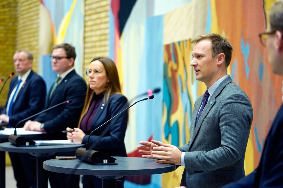 Marianne Sivertsen Næss (Ap), Bård Ludvig Thorheim (H), Terje Halleland (Frp) og Aleksander Øren Heen (Sp) møtte tirsdag pressen etter å ha kommet til enighet av havbunnsmineraler.