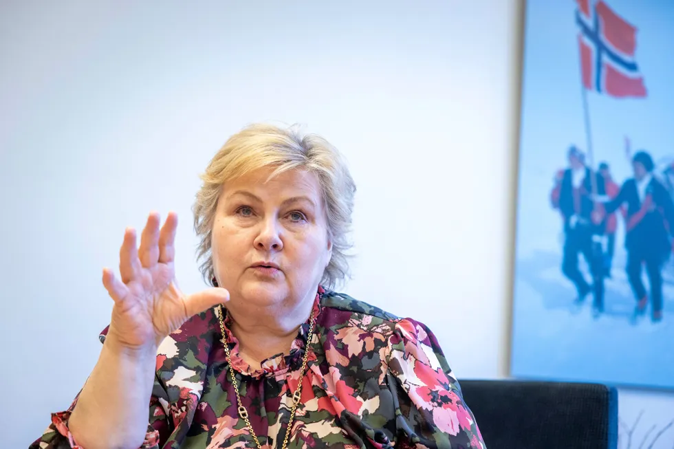 Høyres leder Erna Solberg vil ikke gjøre noe med utbetalingene fra sykelønnen.