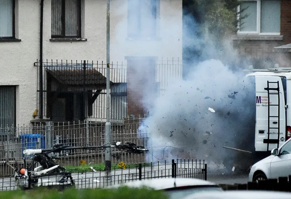 En bilbombe går av i Londonderry i Nord-Irland søndag. Denne gangen var det politiet som utførte en kontrollert eksplosjon av det de mener var en terrorbombe.