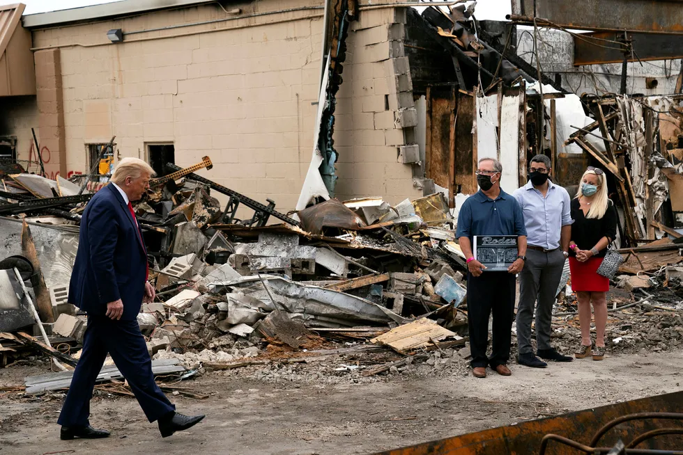 President Donald Trump på vei for å snakke med noen av dem som fikk butikkene sine ødelagte under opptøyene i Kenosha.