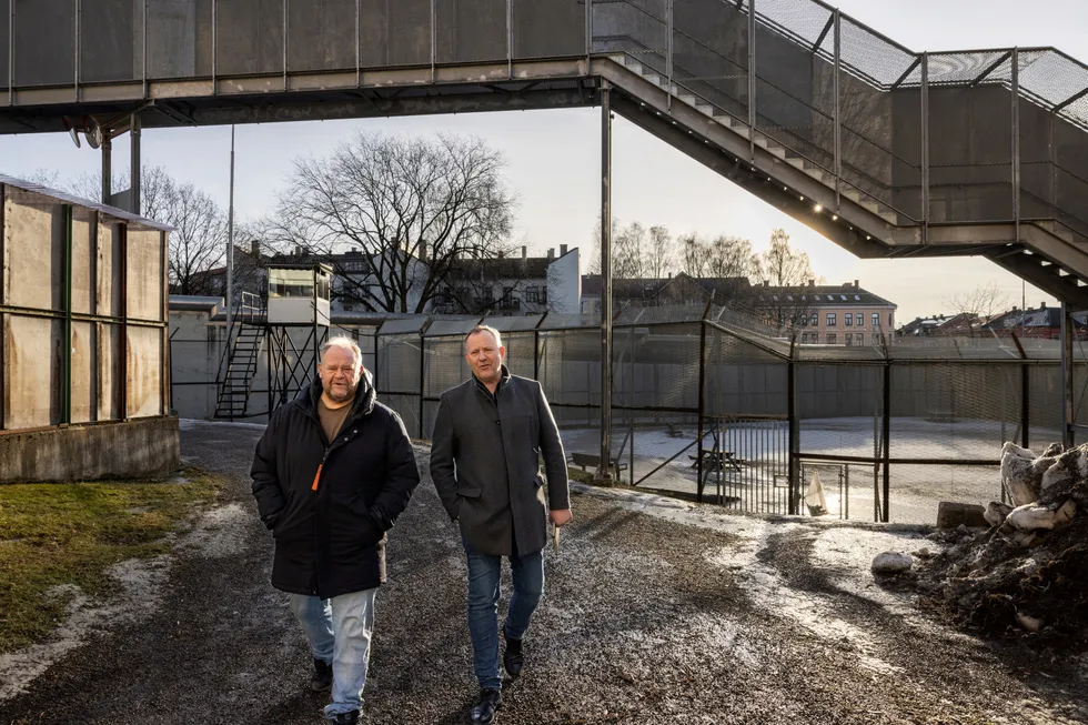 – Jeg har en følelse av at fangene er mer psykisk syke enn før, sier Pål Skaugrud (til venstre) som har jobbet 15 år i Oslo fengsel. Her er han sammen med Asle Aase foran luftegården i det gamle fengselet.