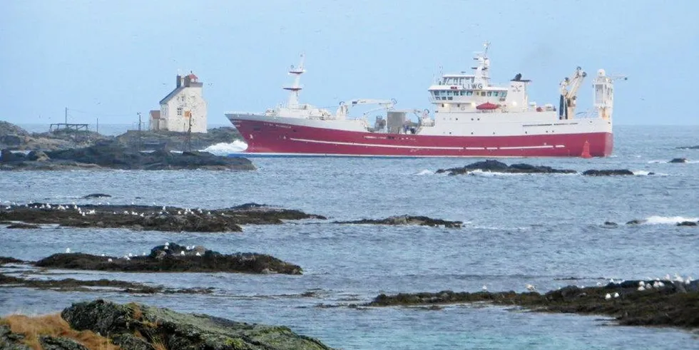 Innløpet til Værøy havn betegnes som krevende med godt lastede fiskebåter. Her er «Brennholm» på vei inn.