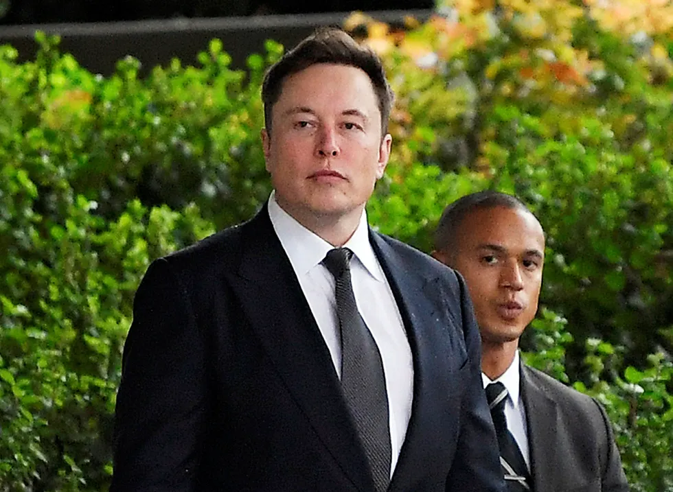 Elon Musk ankommer rettsbygningen i Los Angeles, der han ble firkjent.