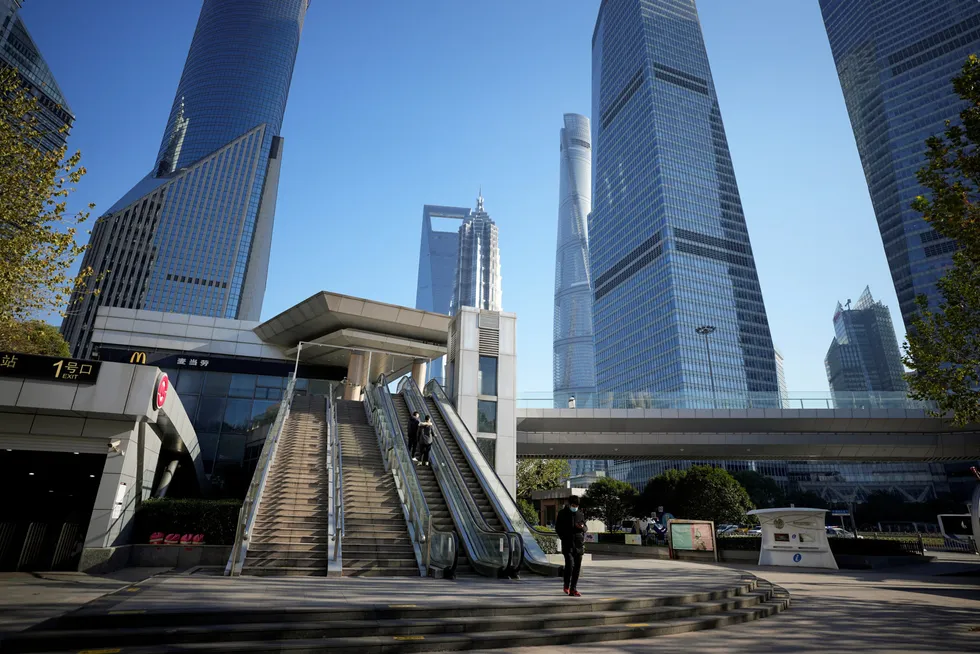 Flere kinesiske storbyer er midt inne i et av de største og mest omfattende koronasmitteurbruddene noensinne. Her fra det temmelig øde finansdistriktet Lujiazui i Shanghai på mandag.