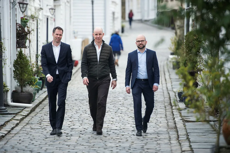 Tore Gjedebo (i midten) selger seg ut av Hitecvision etter flere års uenighet. Her er han sammen med invsteringsdirektørene Knut Olav Rød (til venstre) og Haakon Stenrød i selskapet Watrium som kjøper Gjedebos eierandel.