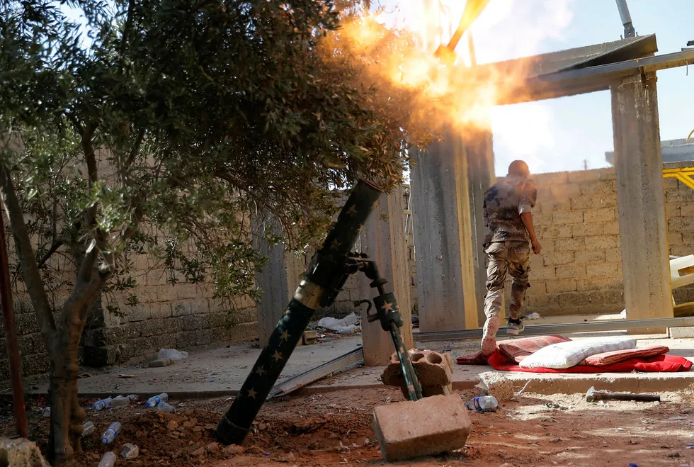 Et medlem av den USA-støttede opprørsalliansen SDF avfyrer en bombekaster i Raqqa i juli i år. Foto: AP/NTB scanpix