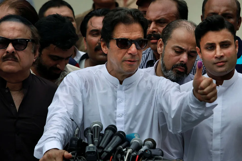 Cricketlegende og PTI-leder Imran Khan, her fra etter han avga stemme i Islamabad onsdag. Foto: Anjum Naveed / AP Photo / NTB Scanpix