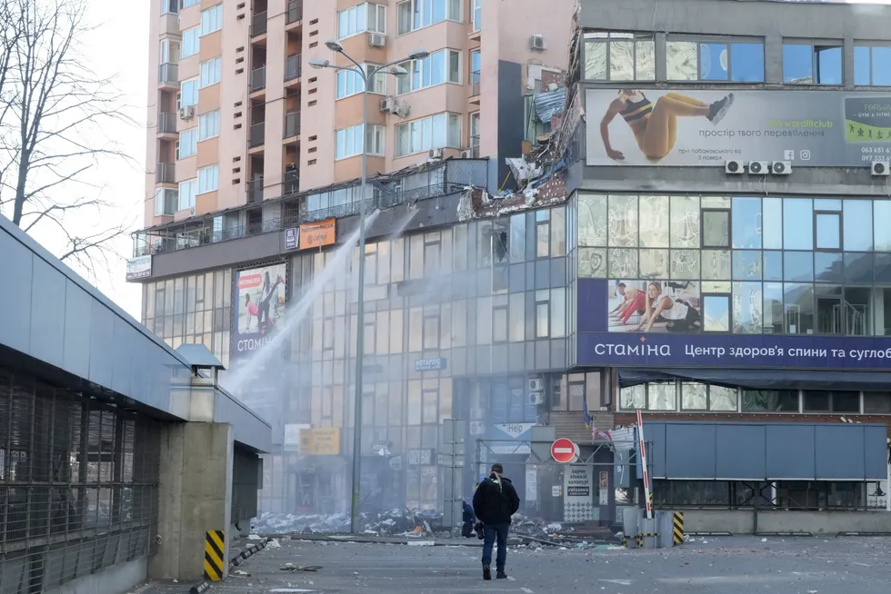 Denne blokken i Kyiv ble lørdag truffet av en rakett. Yara har kontorer i bygningen, og selskapets logo kan ses ved siden av det oransje skiltet.