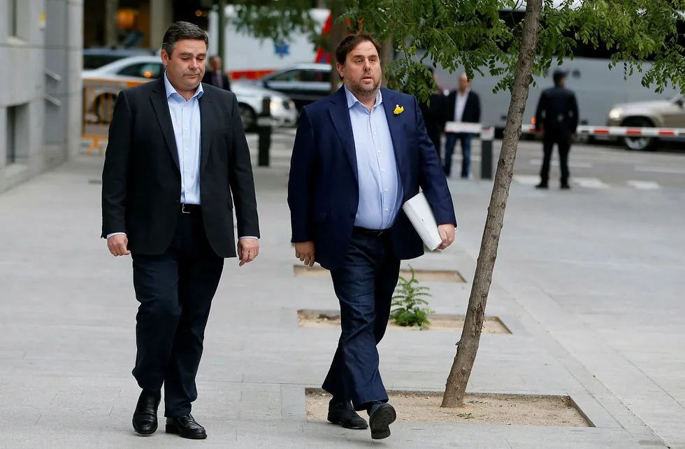 Den tidligere katalanske visepresidenten Oriol Junqueras (t.h) ankommer retten i Madrid. Foto: Paul White/ AP
