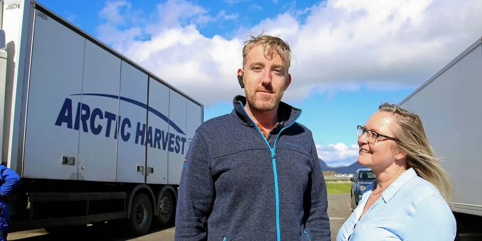 TYNN BEKLAGELSE: Ilone Giske og Christopher Mcallister har beklaget at teinene til Arctic Harvest har stått nesten ett år i havet. Bortforklaringen er tynn, spesielt når de har fått pålegg om å ordne opp i lignende episoder før.Foto: Silje Helene Nilsen