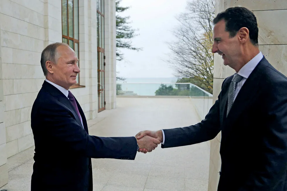 Russlands president Vladimir Putin (til venstre) og Syrias president Bashar al-Assad. Her fra deres forrige møte 20. november i år. Foto: SPUTNIK/Reuters/NTB scanpix