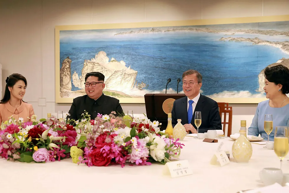 Det var god tone mellom Nord-Koreas leder Kim Jong-un og Sør-Korea president Moon Jae-in på avskjedsmiddagen fredag kveld, ifølge dette bildet fra det statlige nordkoreanske nyhetsbyrået KCNA. Til venstre Kims kone Ri Sol Ju, og til høyre Moons kone Kim Jung-sook. Foto: KCNA via KNS/AFP/NTB Scanpix