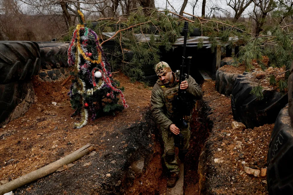 Utfallet av krigen er uvisst, men Ukraina har vist at det er mulig å stå opp mot en brutal og massivt overlegen aggressor. Bildet av juletreet ved skytterkravene i Bakhmut ble tatt julaften.