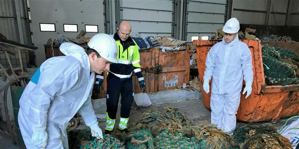 Mengder: Mannskapet på «Hermes» med mengder av marint søppel de har tatt opp fra havet.Foto: Hermes AS