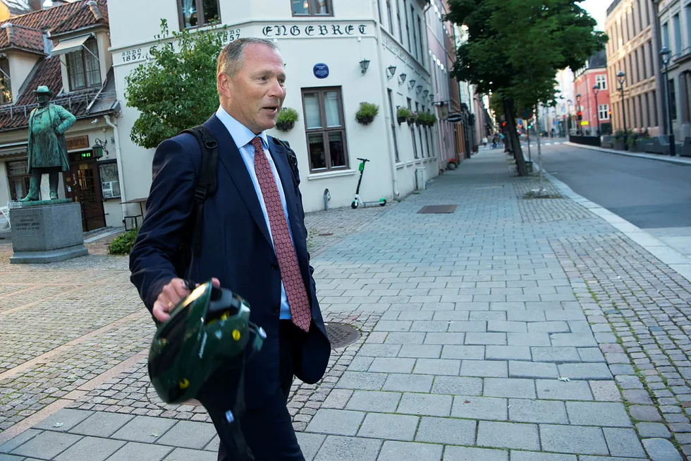 Oljefondssjef Nicolai Tangen slipper nå å sette alle pengene i banken. Norges Bank har bestemt at han kan plassere deler av midlene i statsobligasjoner.