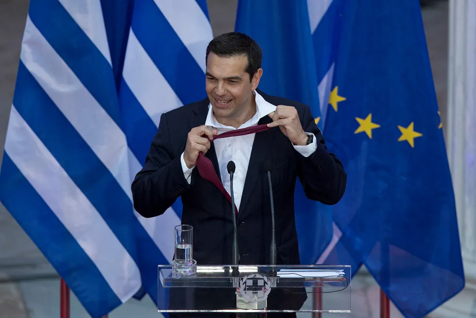 Den greske statsministeren Alexis Tsipras er kjent for å gå uten slips «helt til gjeldsproblemet var løst.» I slutten av juni tok han på seg slips da han kunngjorde avtalen med kreditorene. På slutten av talen tok han det av igjen.