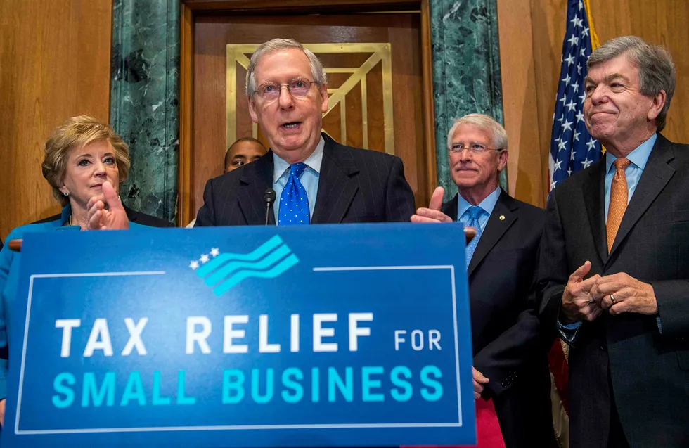 Senatets republikanske leder Mitch McConnell holder pressekonferanse om skattereformen torsdag kveld. Foto: Saul Loeb/AFP photo/NTB scanpix