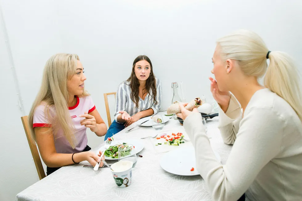 Studentene Helene Wehus, Marte Arkøy og Camilla Vinterhus er opptatt av å holde matbudsjettet nede. De velger ofte å lage middag sammen i kollektivet.