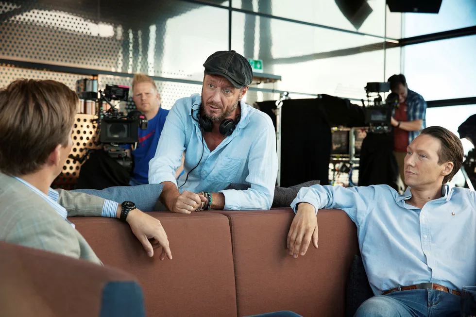 NRK-serien «Exit» handler om fire norske finansmenn og deres ikke helt gjennomsnittlige livsførsel. Her er serieskaper Øystein Karlsen (i midten) i ferd med å instruere skuespillerne Tobias Santelmann (til venstre) og Simon Berger.