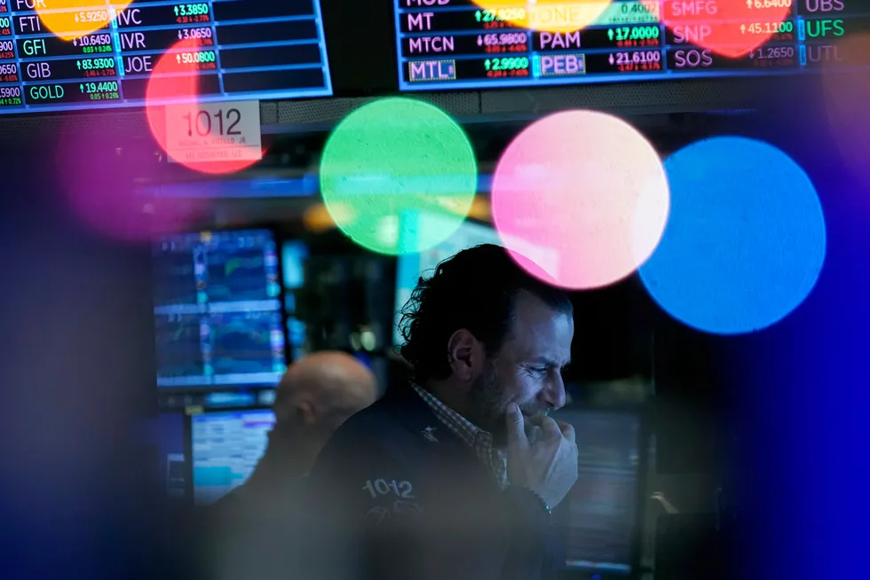 Wall Street hentet seg inn på ukens første handelsdag, men falt tirsdag. Avbildet er spesialist Mike Pistillo ved sin arbeidsplass på gulvet på New York-børsen.