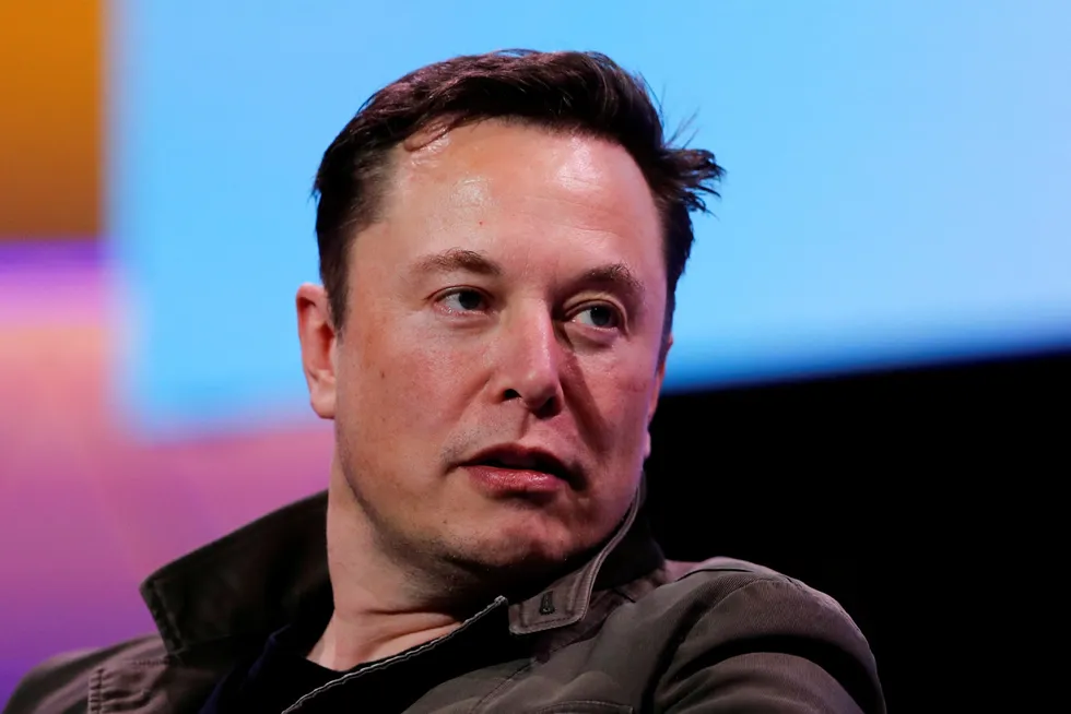 Tesla-sjef Elon Musk har lagt inn et bud på Twitter som verdsetter selskapet til 375 milliarder kroner. Musk ønsker å ta selskapet av børs.