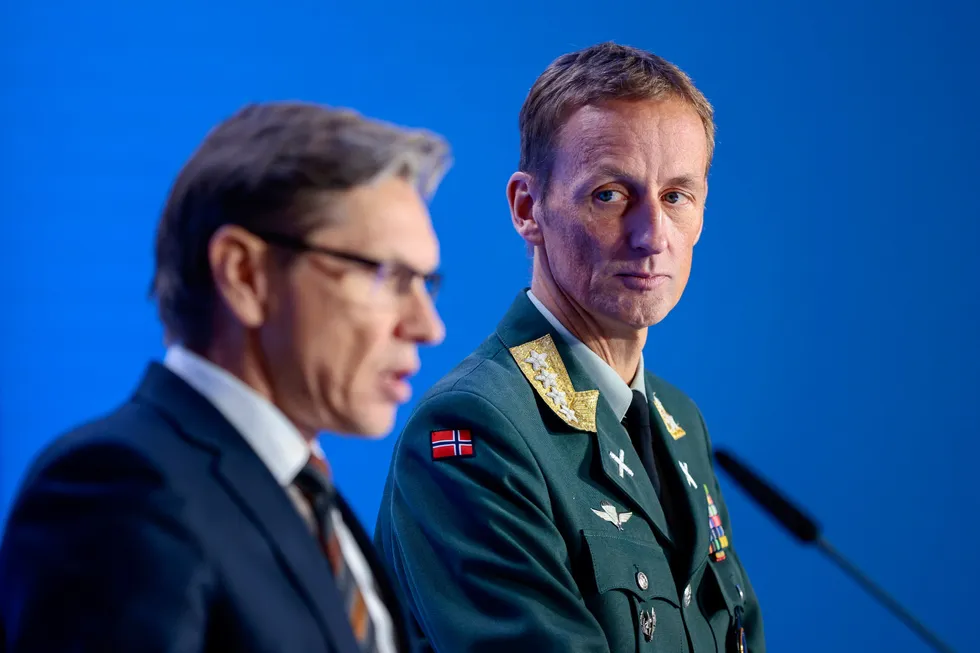 Forsvarssjef Eirik Kristoffersen (til høyre) mottok fredag rapport fra PwCs Gunnar Holm Ringen.