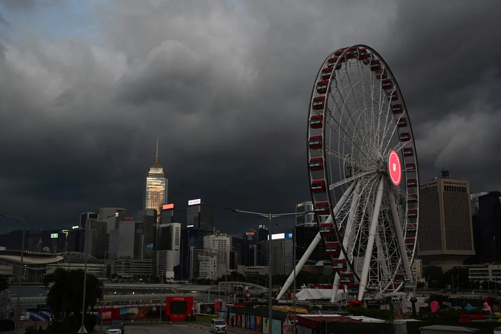 Myndighetene i Hongkong tar ingen sjanser og har stengt skoler og børsen på grunn av supertyfonen Yagi, som passerte finansbyen natt til fredag på vei mot Hainan og Vietnam.