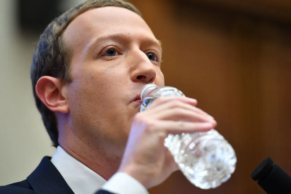 Det har vært en hektisk natt for Facebook-grunnlegger Mark Zuckerberg etter at Facebook, Instagram og Whatsapp var nede i flere timer i går. Her fra en høring i Kongressen i USA i oktober 2019.