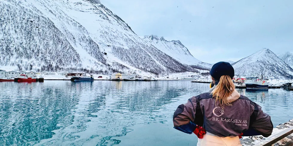 Direktør Kristin Langeland i Sjømat Norge på kaia på Husøya mens hun venter på at en fiskebåt skal levere.