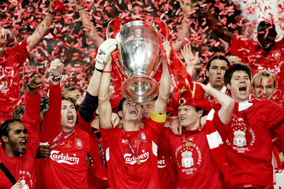 Liverpool løfter det gjeve Champions League-trofeet etter å ha slått italienske A.C. Milan i finalen, etter en mirakuløs snuoperasjon i Istanbul 2005.