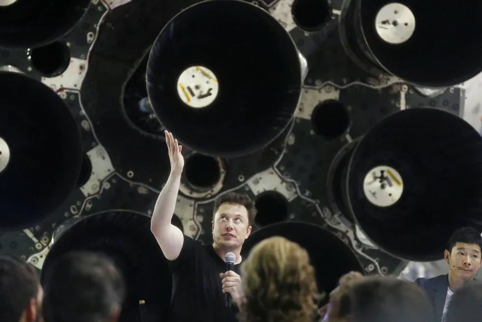 Elon Musk vil fortsatt være administrerende direktør i Tesla. Her står Musk foran rakettkomponenter som skal brukes av en privatperson i et forsøk på å fly rundt månen.