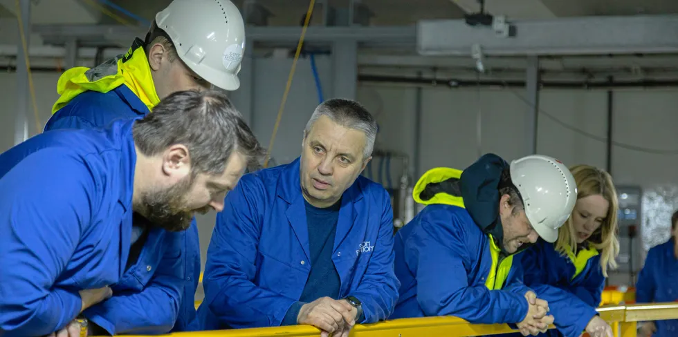 Håkon André Berg (venstre) under smoltutsettet ved landbasertanlegget til Salmon Evolution