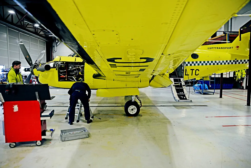 Et luftambulansefly fra Lufttransport er inne til service i servicehangaren på Tromsø Lufthavn. Foto: Rune Stoltz Bertinussen/NTB Scanpix