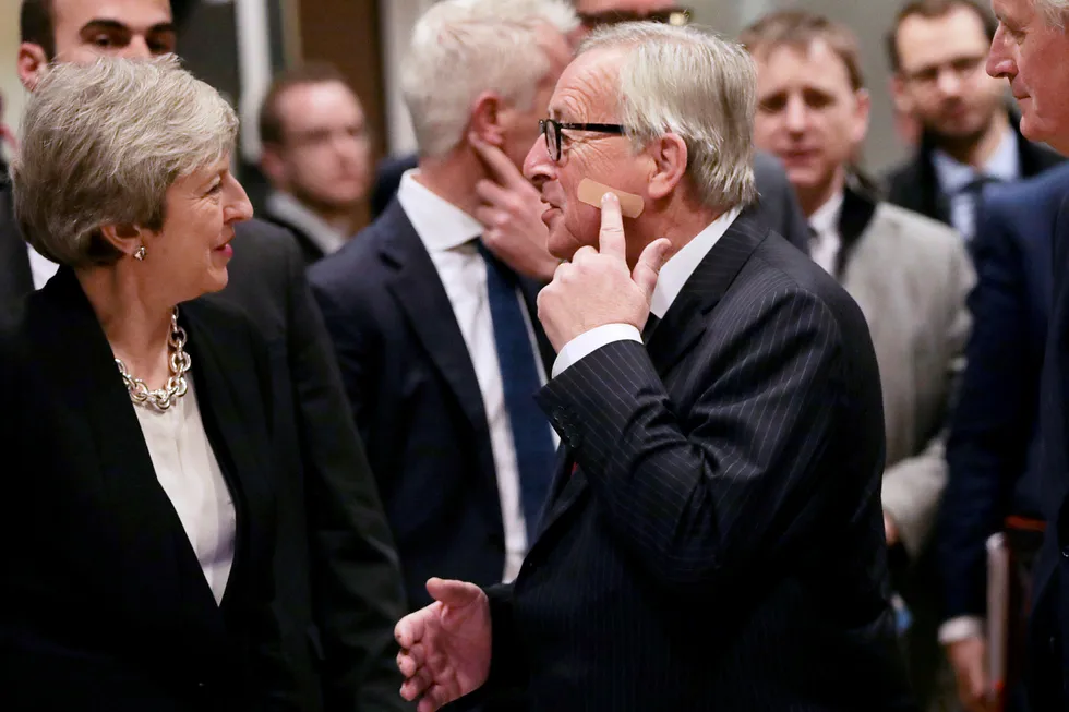 Plasteret skyldtes ikke Mays brexit-angrep, forklarte EU-president Jean-Claude Juncker i Brussel onsdag.