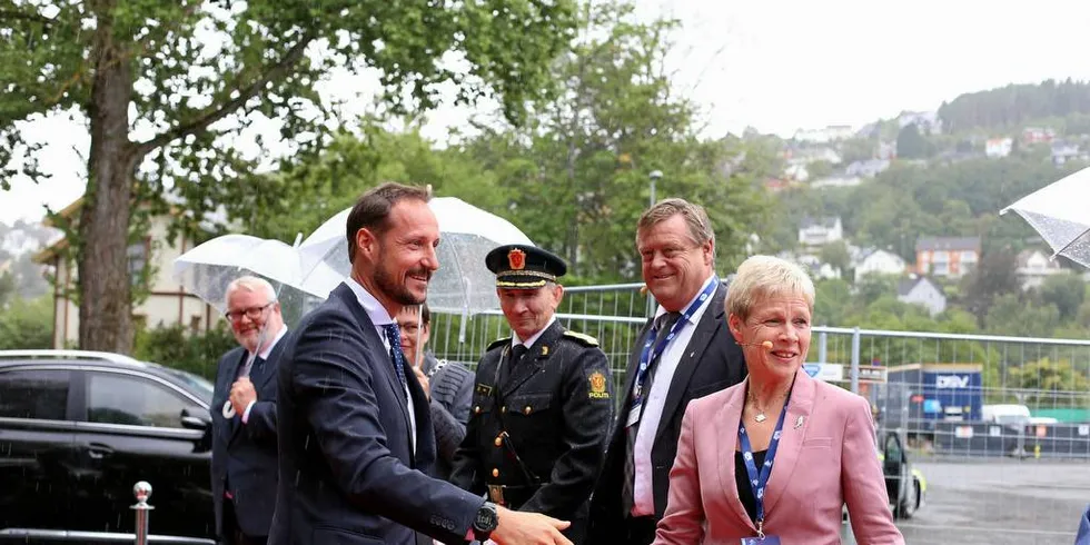 ÅPNET MESSA:: Kronprins Haakon tas imot på messeområdet av fiskeriminister Harald Tom Nesvik (Frp) og fiskeridirektør Liv Holmefjord, som også er styreleder i stiftelsen Nor-Fishing. Foto: Silje Helene Nilsen