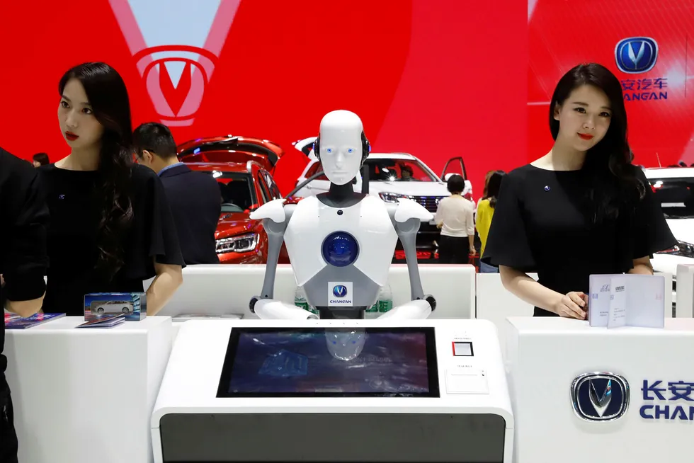 Robotteknologi er i vinden. Her et bilde av en resepsjonsrobot tatt i Beijing i april. Foto: AP/NTB Scanpix