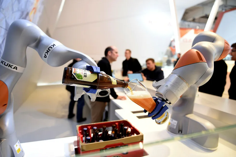 Japanske, tyske og kinesiske selskaper satser på økt bruk av roboter i produksjonen. Den tyske robotprodusenten Kuka, er i ferd med å bli kjøpt av et kinesisk selskap. Her serverer en Kuka-robot øl under industrimessen i Hanover i 2016. Foto: Nigel Treblin/Reuters/NTB Scanpix