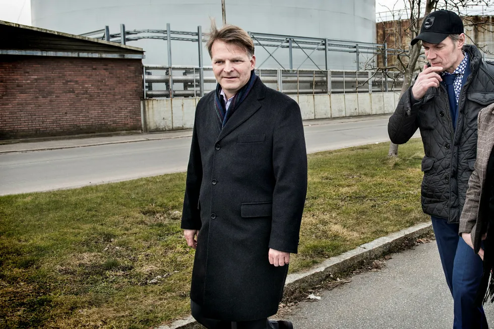 Administrerende direktør Erik Heim (til venstre) og storaksjonær Bård Eker (med caps) vil satse milliarder på landbasert oppdrett i USA. Bildet ble tatt da de lanserte bygging av et landbasert oppdrettsanlegg i Fredrikstad i 2015. Foto: Klaudia Lech
