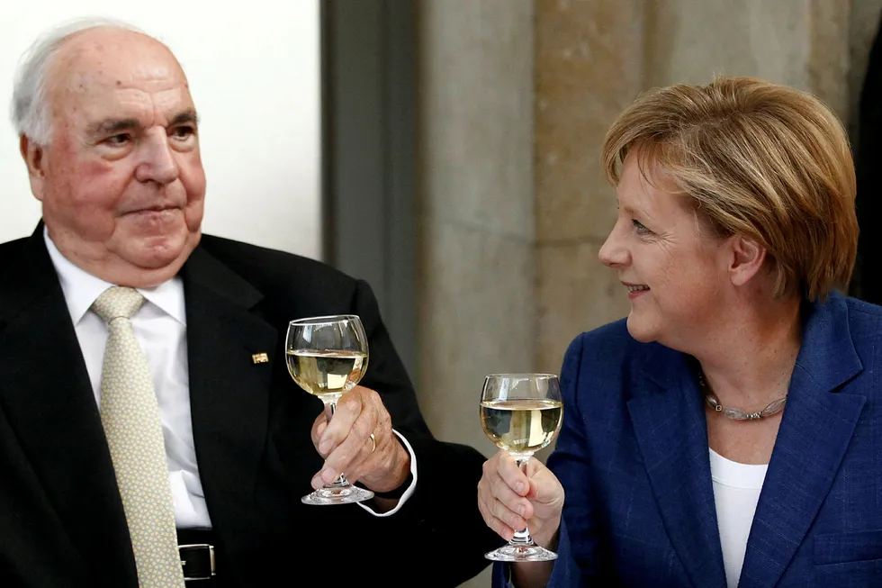 Tidligere forbundskansler Helmut Kohl får millionerstatning etter omstridt bokutgivelse der han blant annet kom med sterke uttalelser om Angela Merkel. Her er de to under en partimiddag i Berlin i 2010. Foto: Fabrizio Bensch/Reuters/NTB Scanpix