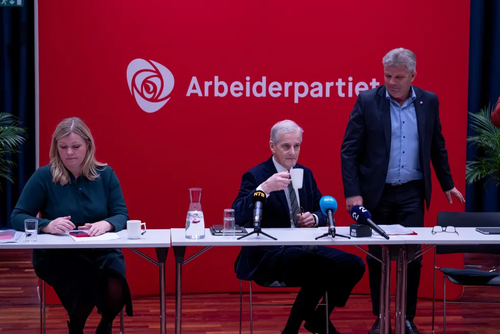 Partisekretær Kjersti Stenseng, statsminister Jonas Gahr Støre og nestleder Bjørnar Skjæran kaller inn til landsmøte om knappe tre uker. Etter møtet kan to av dem være ute av ledelsen.