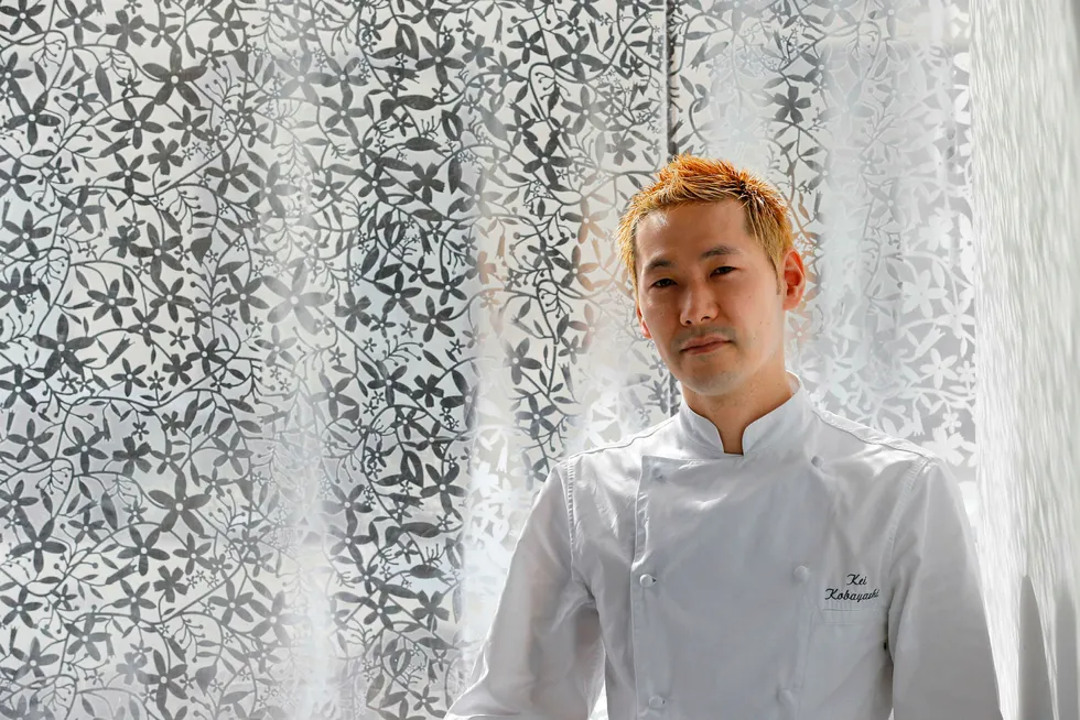 Kjøkkensjef Kei Kobayashi er den første japanske kokken noensinne som har sikret seg tre Michelin-stjerner i Frankrike.